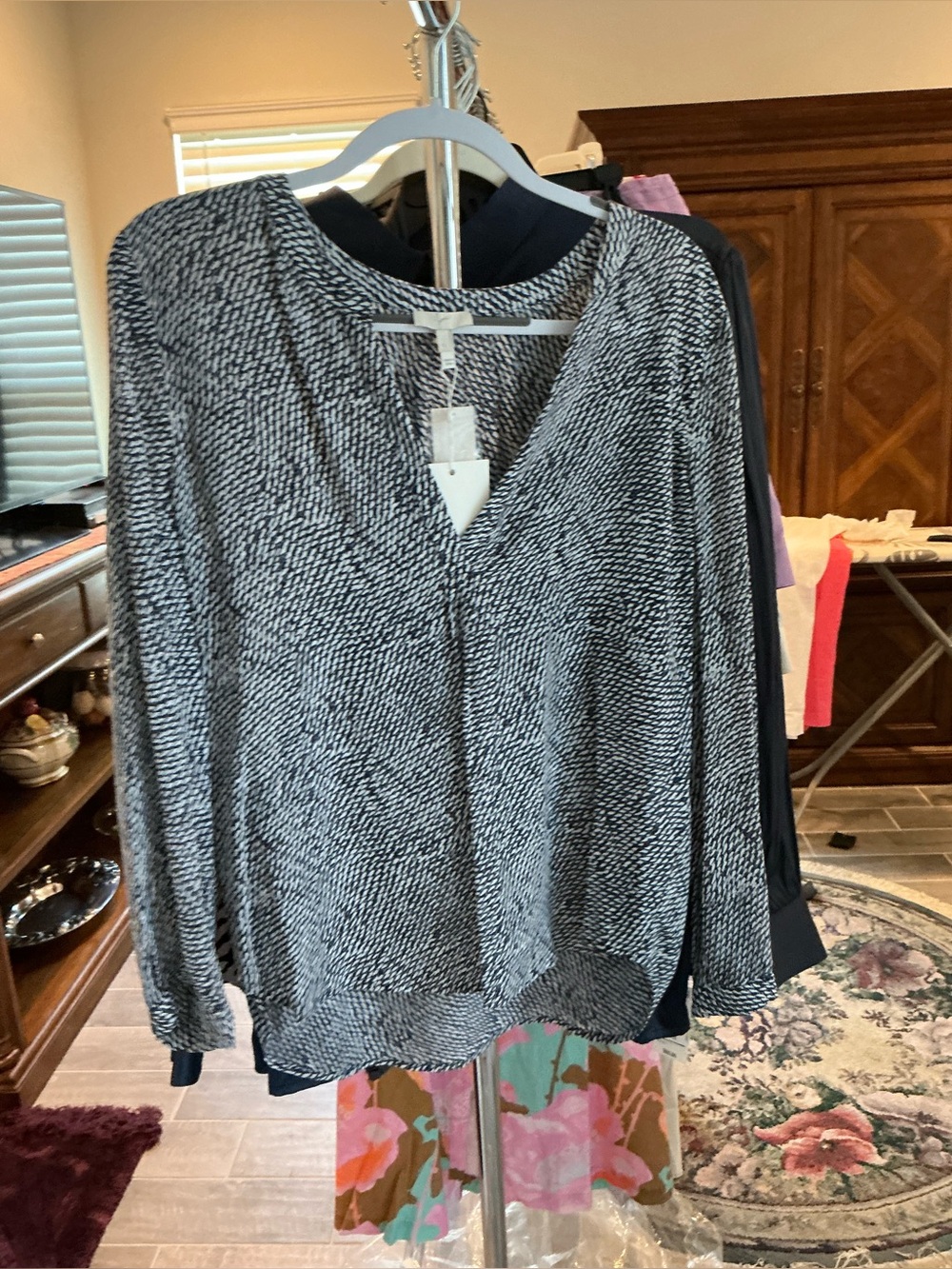 Joie Black & White V-Neck Long Sleeve Top SILK